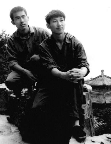 1977年，大學(xué)時(shí)代的習(xí)近平（右）。資料圖片