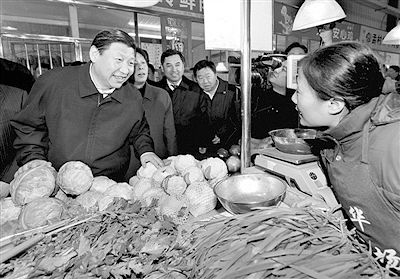 2009年，習(xí)近平在天津一菜市場同商戶交談。新華社發(fā)