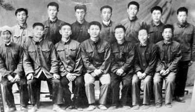習(xí)近平（前排中間）到清華讀書前，村民與他的合影，花了5.5元錢。習(xí)近平要付錢，大伙兒不讓。資料圖片