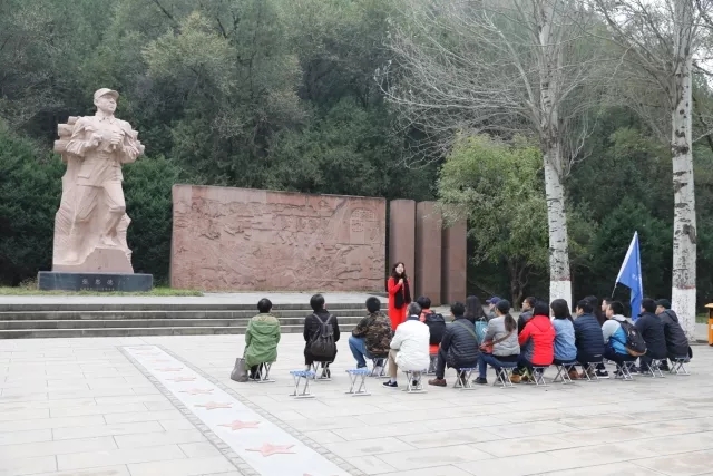 上海海事大學首期海歸青年教師延安紅色培訓班張思德廣場現(xiàn)場教學