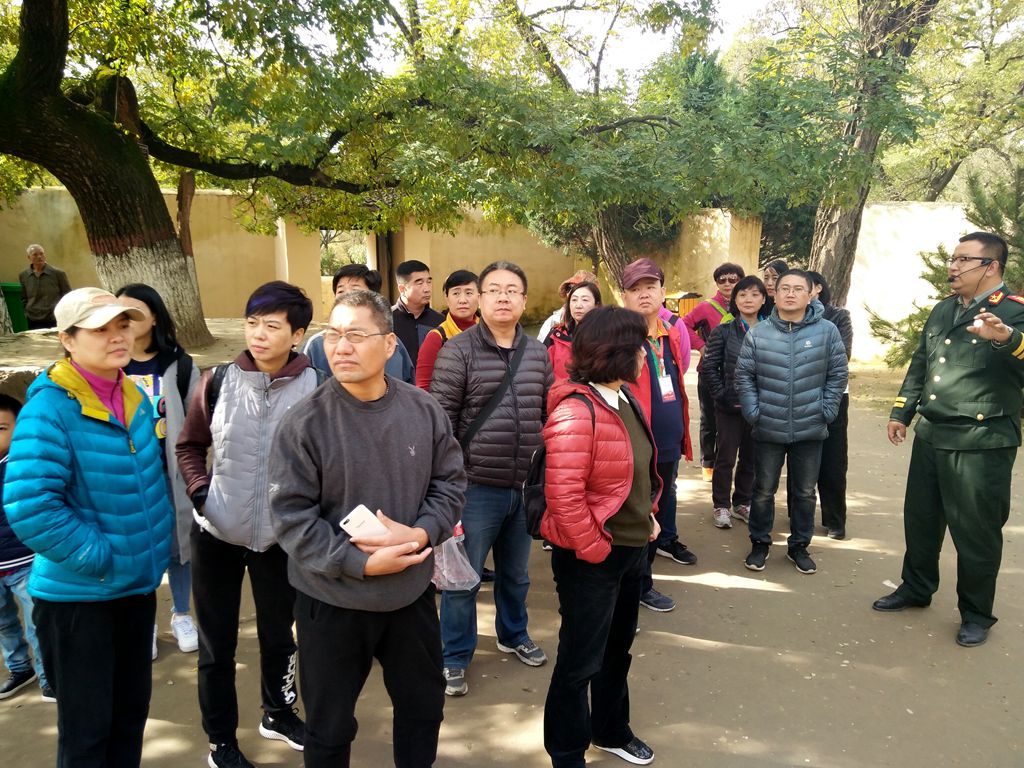 西安東方航空市場銷售部與客戶發(fā)展部棗園革命舊址現(xiàn)場講解中