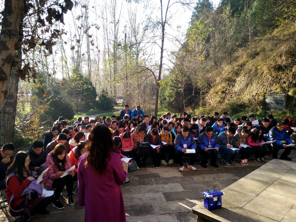 天津三星電子有限公司延安黨員培訓(xùn)班張思德廣場(chǎng)現(xiàn)場(chǎng)教學(xué)“為人民服務(wù)”