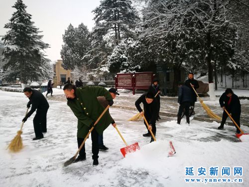 1 月4 日上午，楊家?guī)X革命舊址干部職工清掃景區(qū)路面積雪，保障景區(qū)游客順利參觀。記者 劉陽 攝