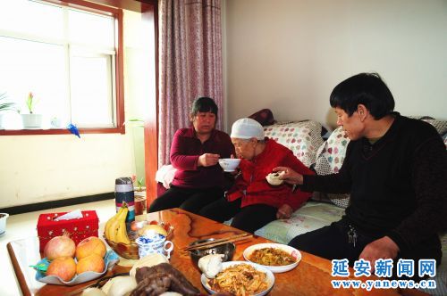 徐彩云給婆婆喂飯