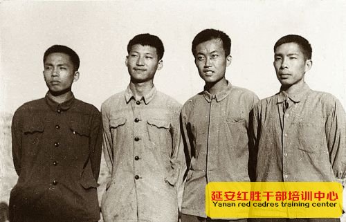 1973年，習(xí)近平和延川縣北京知青雷平生（左一）、陶海粟（右二）、雷榕生（右一）在延川。
