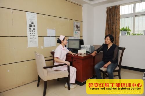 志丹同濟(jì)醫(yī)院黨支部書記曹玉梅與職工交流，征集有關(guān)支部發(fā)展、醫(yī)院發(fā)展的意見和建議